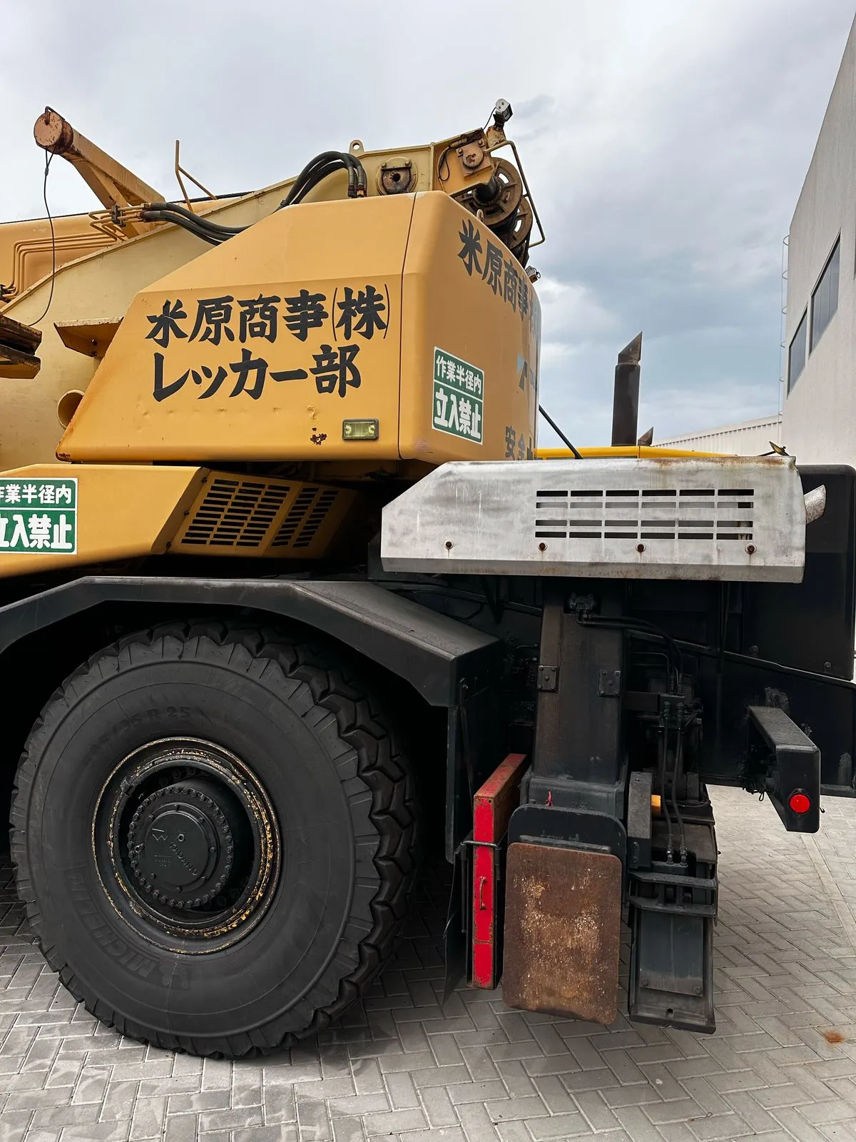 Heavy crane operating in tight space
