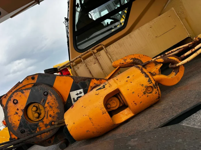 Compact excavator operating in tight space
